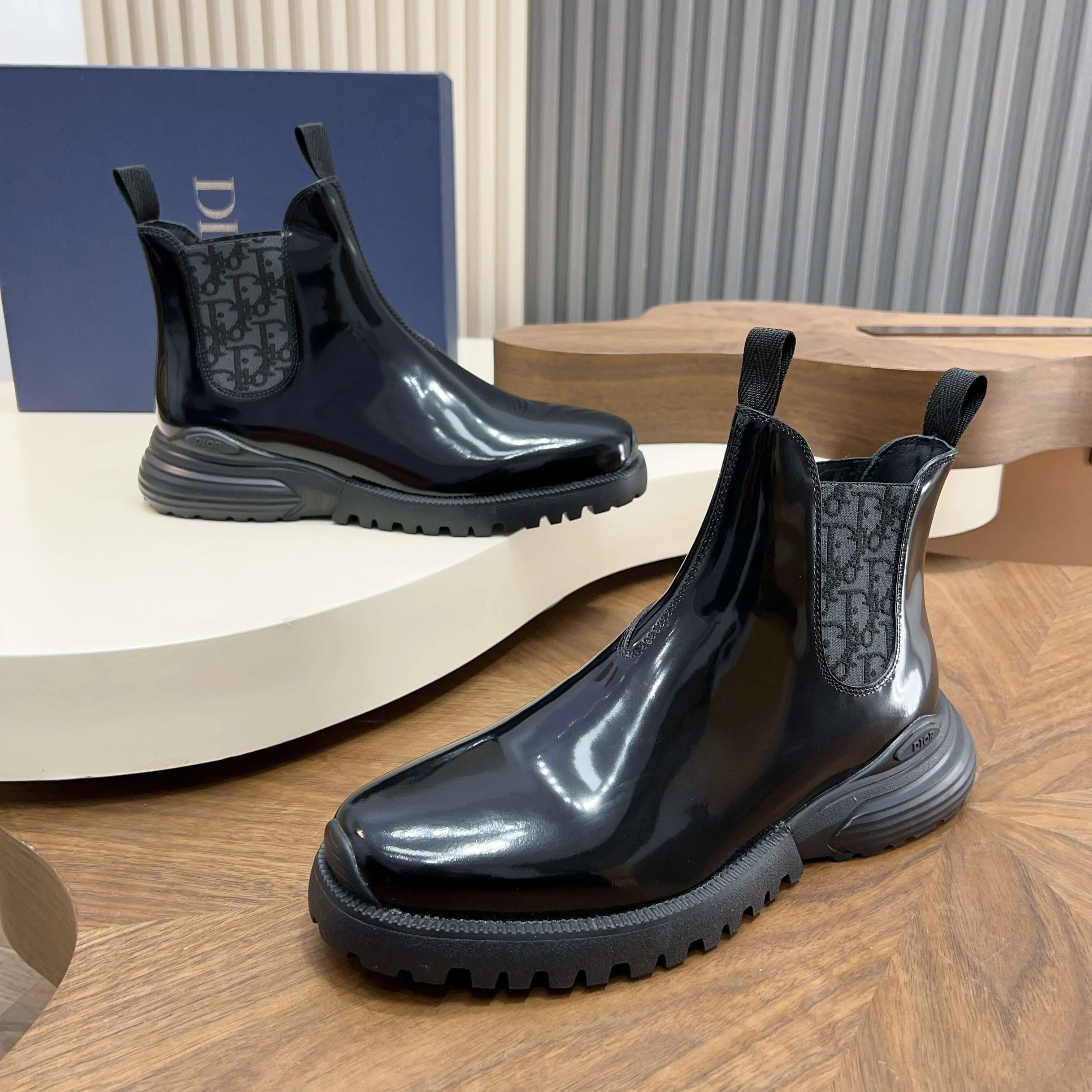💰860 Dio* - Dior's autumn and winter luxury men's mid-top short boots, purely handmade, both inside and outside are imported first-layer cowhide, high-end quality and exquisite craftsmanship. Original TPU combination outsole. Wear a noble gentleman's taste. The best last type has been carefully debugged. 100% comfort. Size: 38-44 (38-45 can be customized)
